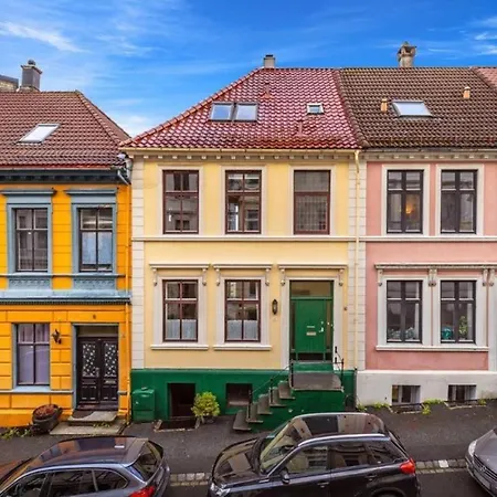 Lys Med Terrasse 10 Min Til Bryggen Apartamento Bergen